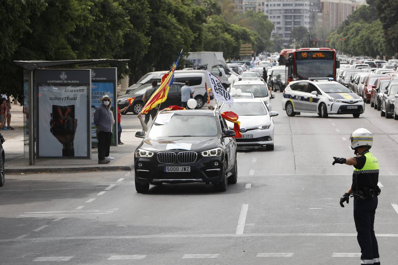 Hablamos Español ha convocado una caravana motorizado contra las políticas lingüísticas del Consell, que ha comenzado este sábado pasadas las 11 horas en el paseo de la Alameda de Valencia. La maniestación critica el avance del modelo plurilingüe de las escuelas y el requisito sobre conocimiento del valenciano que se exigirá para acceder a la Función Pública.