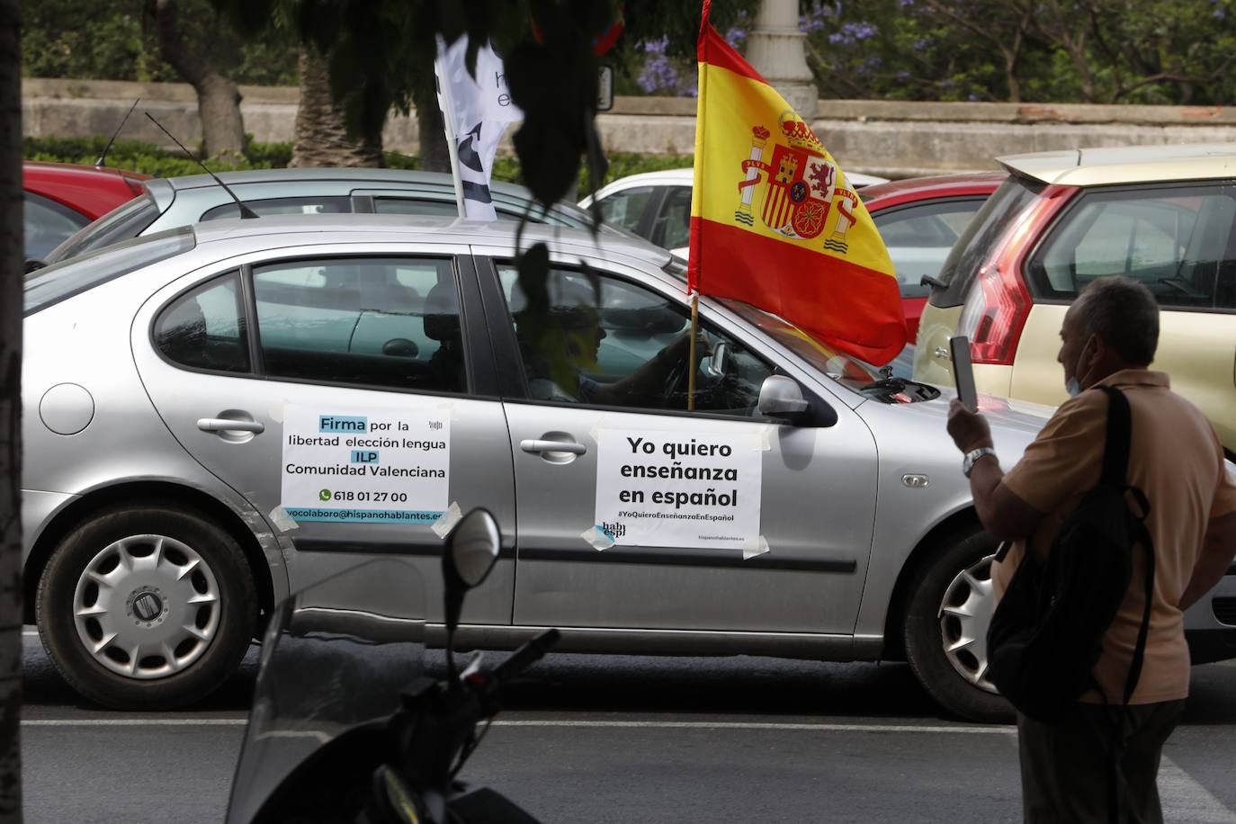 Hablamos Español ha convocado una caravana motorizado contra las políticas lingüísticas del Consell, que ha comenzado este sábado pasadas las 11 horas en el paseo de la Alameda de Valencia. La maniestación critica el avance del modelo plurilingüe de las escuelas y el requisito sobre conocimiento del valenciano que se exigirá para acceder a la Función Pública.