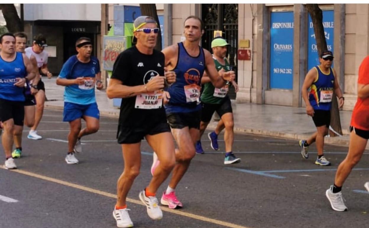 Ricardo Caballer (d), en la última edición popular del Maratón Valencia Trinidad Alfonso EDP. 