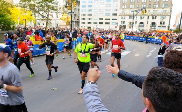 Ricardo Caballer (con camiseta roja), en el Maratón de Nueva York donde disfrutó especialmente. 