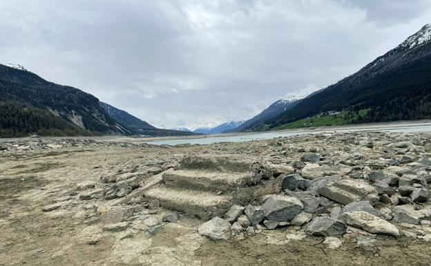 Imagen principal - Escalones y escombros, descubiertos tras drenar el lago | Sistema de drenaje.