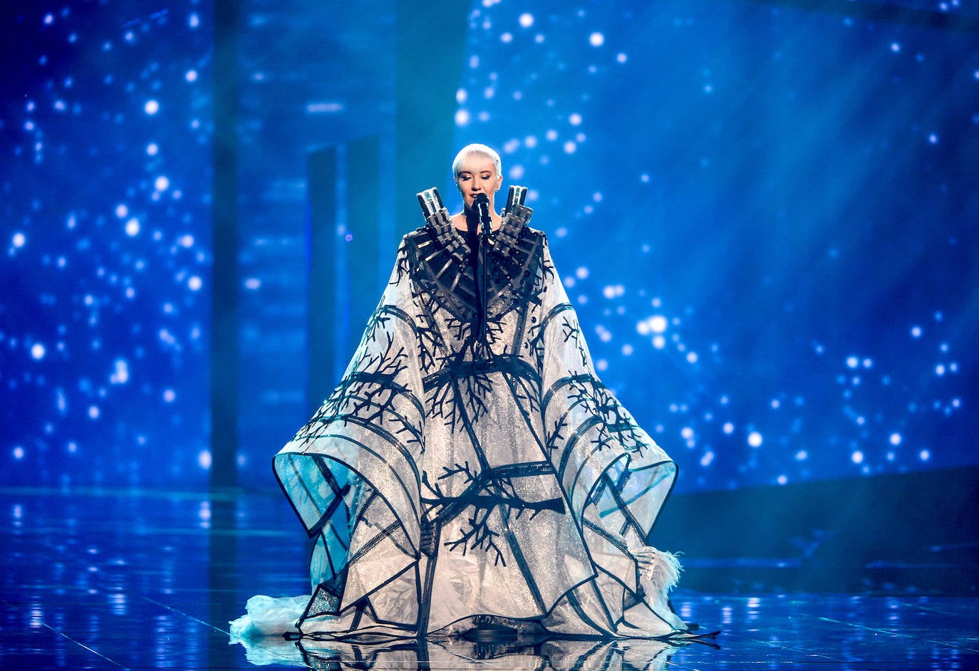 NINA KRALJIC (2016, Croacia) | Con este vestido de proporciones épicas, la cantante logró hacerse con el controvertido galardón Barbara Dex, que otorga el premio al peor vestuario de Eurovisión.