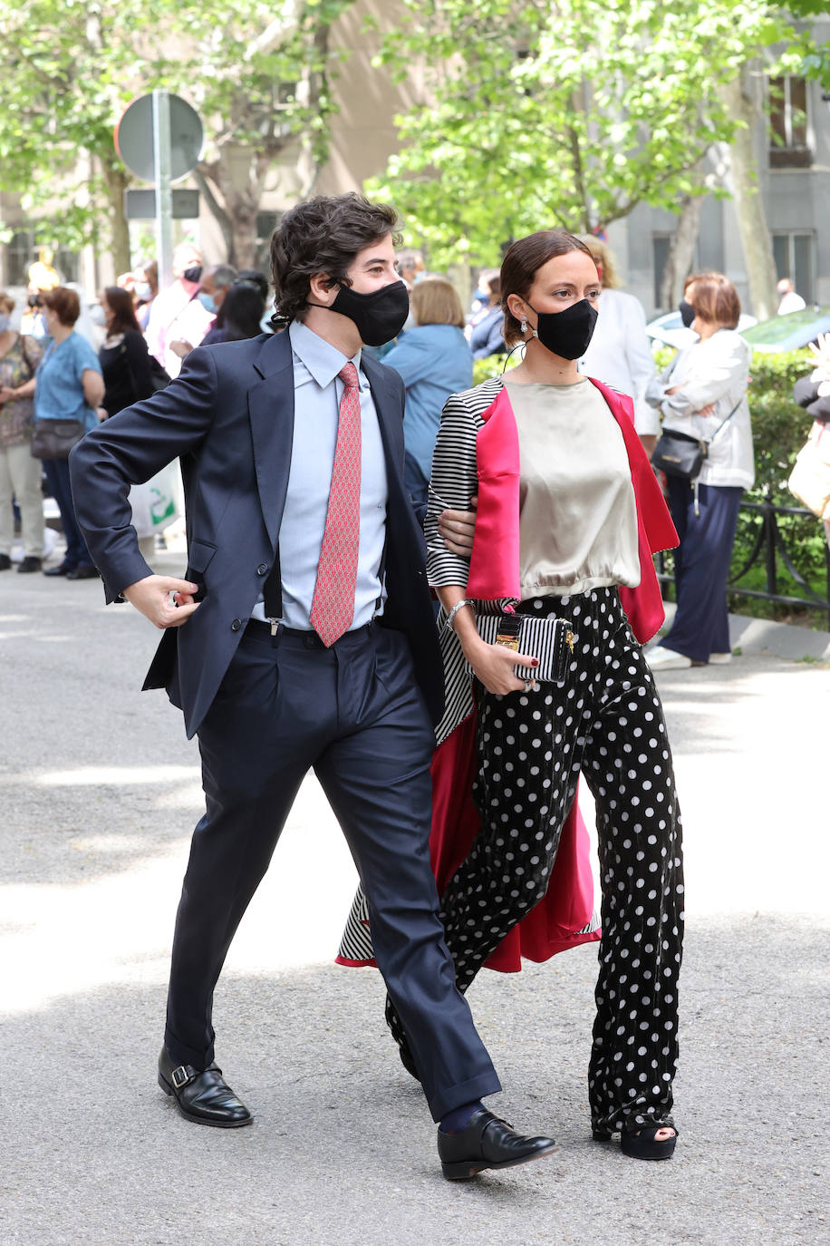 Por fin llegó el día. Carlos Fitz-James Stuart, conde de Osorno e hijo de del actual duque de Alba y de Matilde Solís, y Belén Corsini contraían matrimonio este sábado en el Palacio de Liria de Madrid. Lo hacían en una ceremonia al aire libre, en los jardines del recinto con sus familiares y amigos más allegados, sin superar los dos centenares de invitados. No faltaron familiares y amigos como Jacobo Fitz-James, primo del novio, y su mujer, Asela Pérez Becerril, con sus hijos que también se casaron en el mismo escenario hace diez años, Enrique Solís, hijo de Carmen Tello, Brianda Fitz-James, prima del novio con el que guarda una excelente relación, siempre fiel a su estilo, Jacobo Siruela y su mujer, Inka Martí, Luis Martínez de Irujo y Adrina Marín, un suma y sigue de glamour al que no faltó Barbara Mirjan, la joven novia del Cayetano Martínez de Irujo que no pudo acudir a la boda de su sobrino por problemas de salud. 