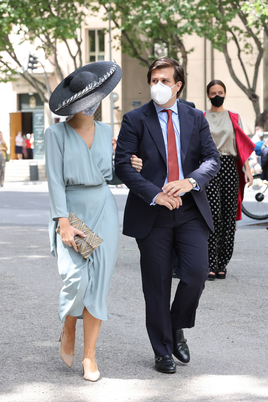 Por fin llegó el día. Carlos Fitz-James Stuart, conde de Osorno e hijo de del actual duque de Alba y de Matilde Solís, y Belén Corsini contraían matrimonio este sábado en el Palacio de Liria de Madrid. Lo hacían en una ceremonia al aire libre, en los jardines del recinto con sus familiares y amigos más allegados, sin superar los dos centenares de invitados. No faltaron familiares y amigos como Jacobo Fitz-James, primo del novio, y su mujer, Asela Pérez Becerril, con sus hijos que también se casaron en el mismo escenario hace diez años, Enrique Solís, hijo de Carmen Tello, Brianda Fitz-James, prima del novio con el que guarda una excelente relación, siempre fiel a su estilo, Jacobo Siruela y su mujer, Inka Martí, Luis Martínez de Irujo y Adrina Marín, un suma y sigue de glamour al que no faltó Barbara Mirjan, la joven novia del Cayetano Martínez de Irujo que no pudo acudir a la boda de su sobrino por problemas de salud. 