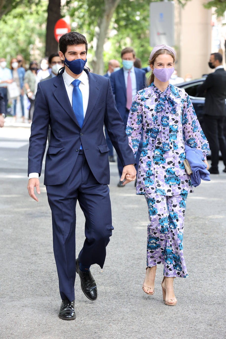 Por fin llegó el día. Carlos Fitz-James Stuart, conde de Osorno e hijo de del actual duque de Alba y de Matilde Solís, y Belén Corsini contraían matrimonio este sábado en el Palacio de Liria de Madrid. Lo hacían en una ceremonia al aire libre, en los jardines del recinto con sus familiares y amigos más allegados, sin superar los dos centenares de invitados. No faltaron familiares y amigos como Jacobo Fitz-James, primo del novio, y su mujer, Asela Pérez Becerril, con sus hijos que también se casaron en el mismo escenario hace diez años, Enrique Solís, hijo de Carmen Tello, Brianda Fitz-James, prima del novio con el que guarda una excelente relación, siempre fiel a su estilo, Jacobo Siruela y su mujer, Inka Martí, Luis Martínez de Irujo y Adrina Marín, un suma y sigue de glamour al que no faltó Barbara Mirjan, la joven novia del Cayetano Martínez de Irujo que no pudo acudir a la boda de su sobrino por problemas de salud. 