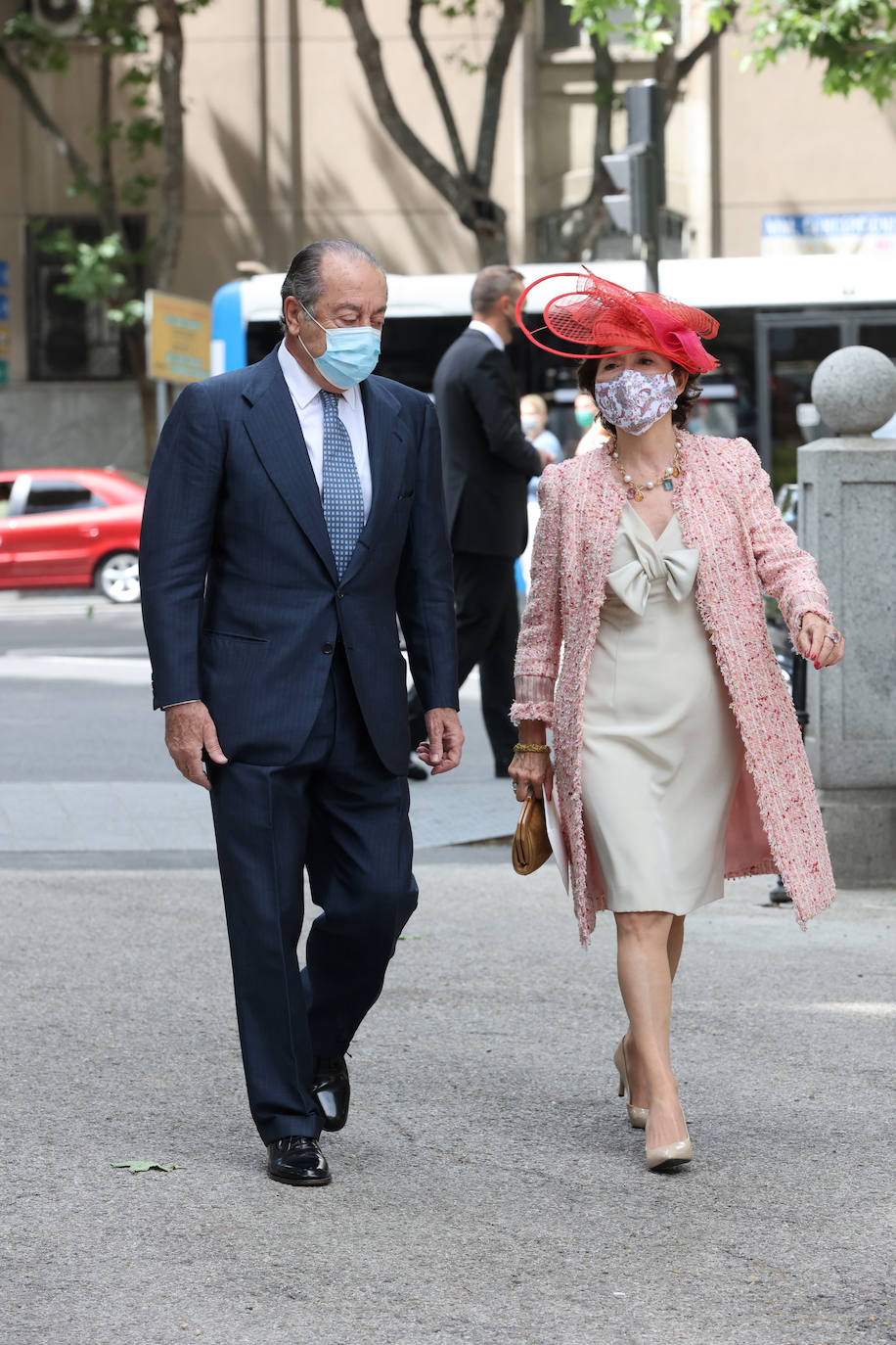 Por fin llegó el día. Carlos Fitz-James Stuart, conde de Osorno e hijo de del actual duque de Alba y de Matilde Solís, y Belén Corsini contraían matrimonio este sábado en el Palacio de Liria de Madrid. Lo hacían en una ceremonia al aire libre, en los jardines del recinto con sus familiares y amigos más allegados, sin superar los dos centenares de invitados. No faltaron familiares y amigos como Jacobo Fitz-James, primo del novio, y su mujer, Asela Pérez Becerril, con sus hijos que también se casaron en el mismo escenario hace diez años, Enrique Solís, hijo de Carmen Tello, Brianda Fitz-James, prima del novio con el que guarda una excelente relación, siempre fiel a su estilo, Jacobo Siruela y su mujer, Inka Martí, Luis Martínez de Irujo y Adrina Marín, un suma y sigue de glamour al que no faltó Barbara Mirjan, la joven novia del Cayetano Martínez de Irujo que no pudo acudir a la boda de su sobrino por problemas de salud. 