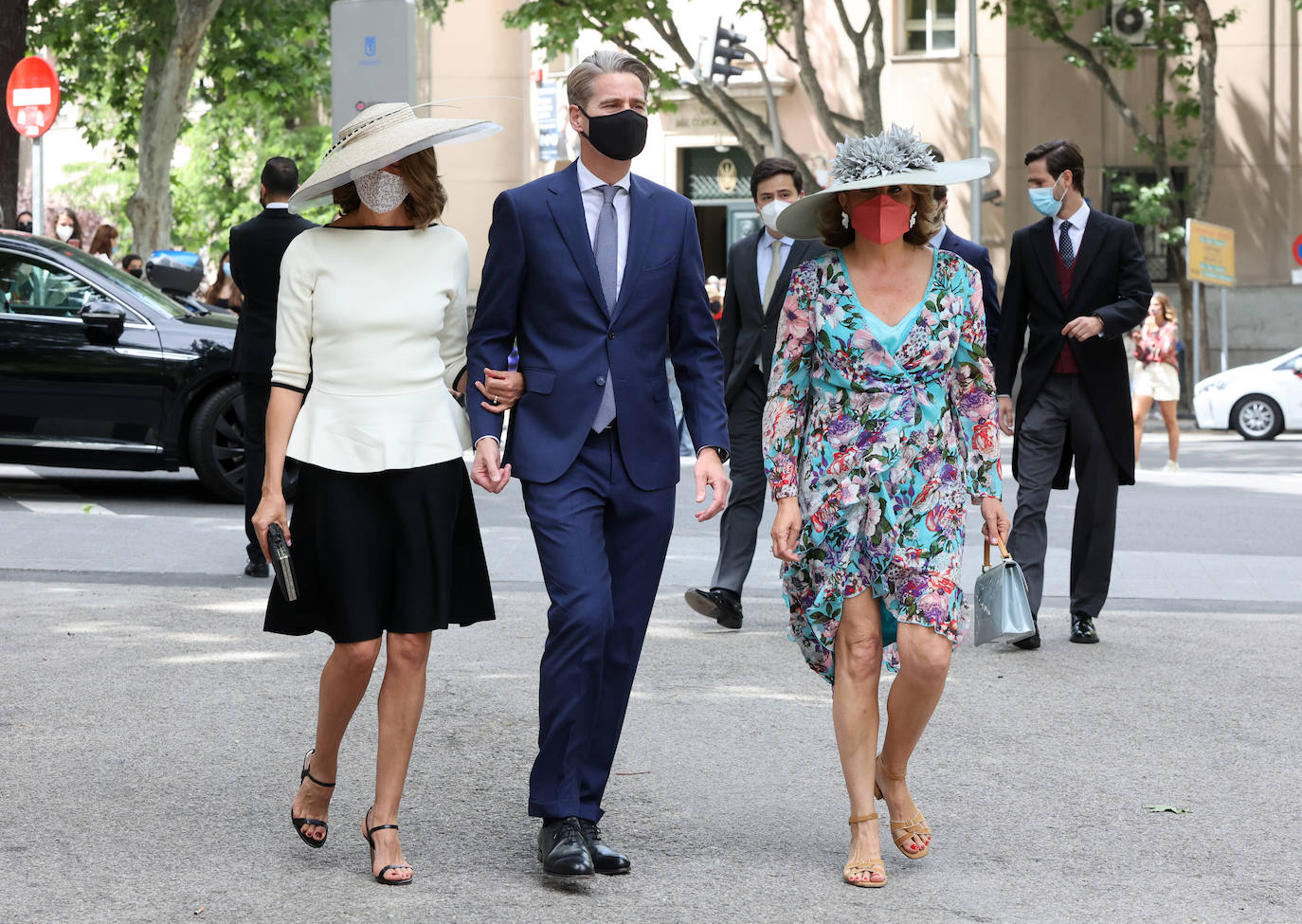 Por fin llegó el día. Carlos Fitz-James Stuart, conde de Osorno e hijo de del actual duque de Alba y de Matilde Solís, y Belén Corsini contraían matrimonio este sábado en el Palacio de Liria de Madrid. Lo hacían en una ceremonia al aire libre, en los jardines del recinto con sus familiares y amigos más allegados, sin superar los dos centenares de invitados. No faltaron familiares y amigos como Jacobo Fitz-James, primo del novio, y su mujer, Asela Pérez Becerril, con sus hijos que también se casaron en el mismo escenario hace diez años, Enrique Solís, hijo de Carmen Tello, Brianda Fitz-James, prima del novio con el que guarda una excelente relación, siempre fiel a su estilo, Jacobo Siruela y su mujer, Inka Martí, Luis Martínez de Irujo y Adrina Marín, un suma y sigue de glamour al que no faltó Barbara Mirjan, la joven novia del Cayetano Martínez de Irujo que no pudo acudir a la boda de su sobrino por problemas de salud. 