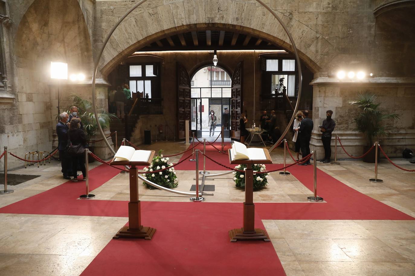 Los restos mortales del premio Cervantes han llegado este domingo al Palau de la Generalitat, donde ha recibido un tributo y se ha instala la capilla ardiente. 