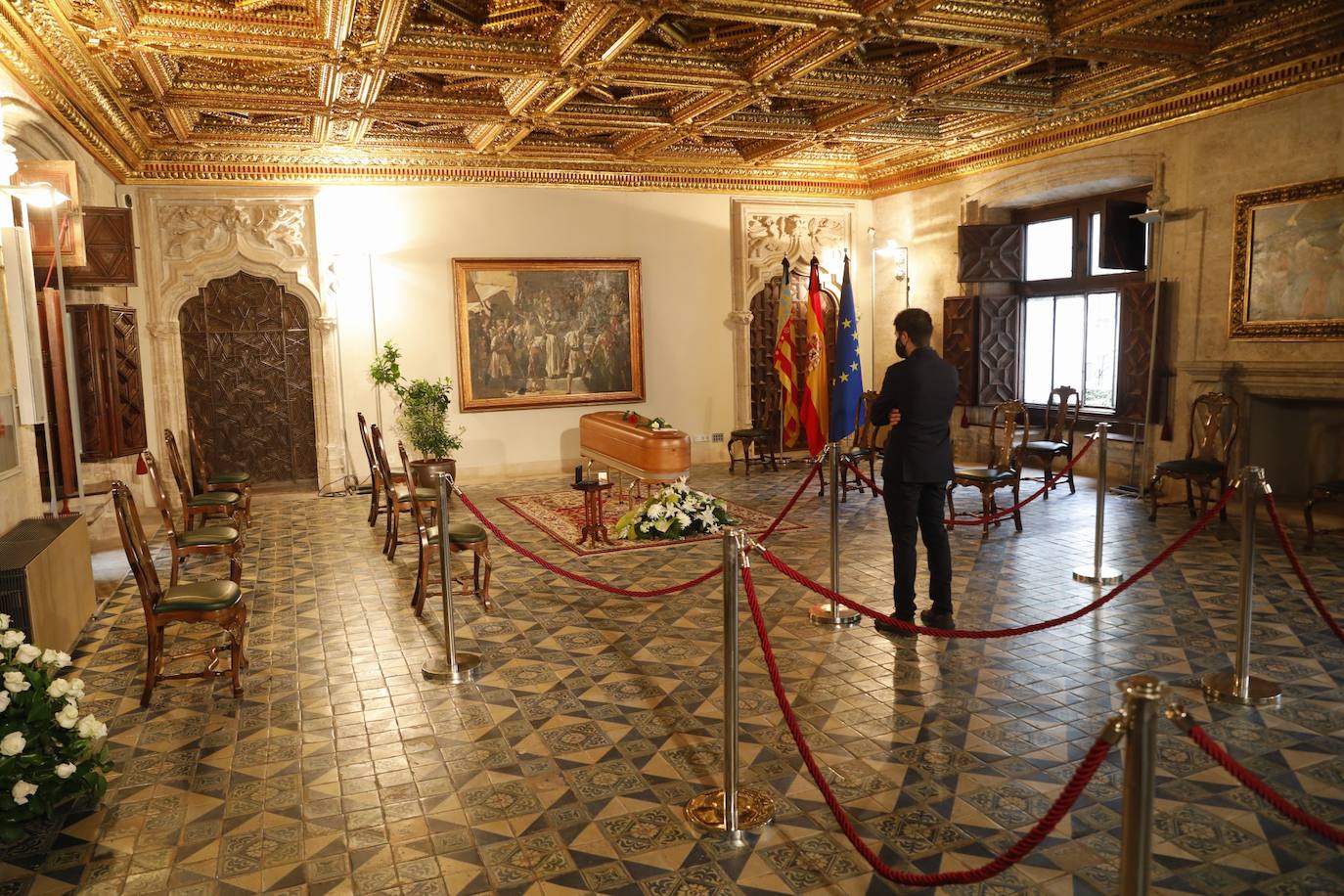 Los restos mortales del premio Cervantes han llegado este domingo al Palau de la Generalitat, donde ha recibido un tributo y se ha instala la capilla ardiente. 