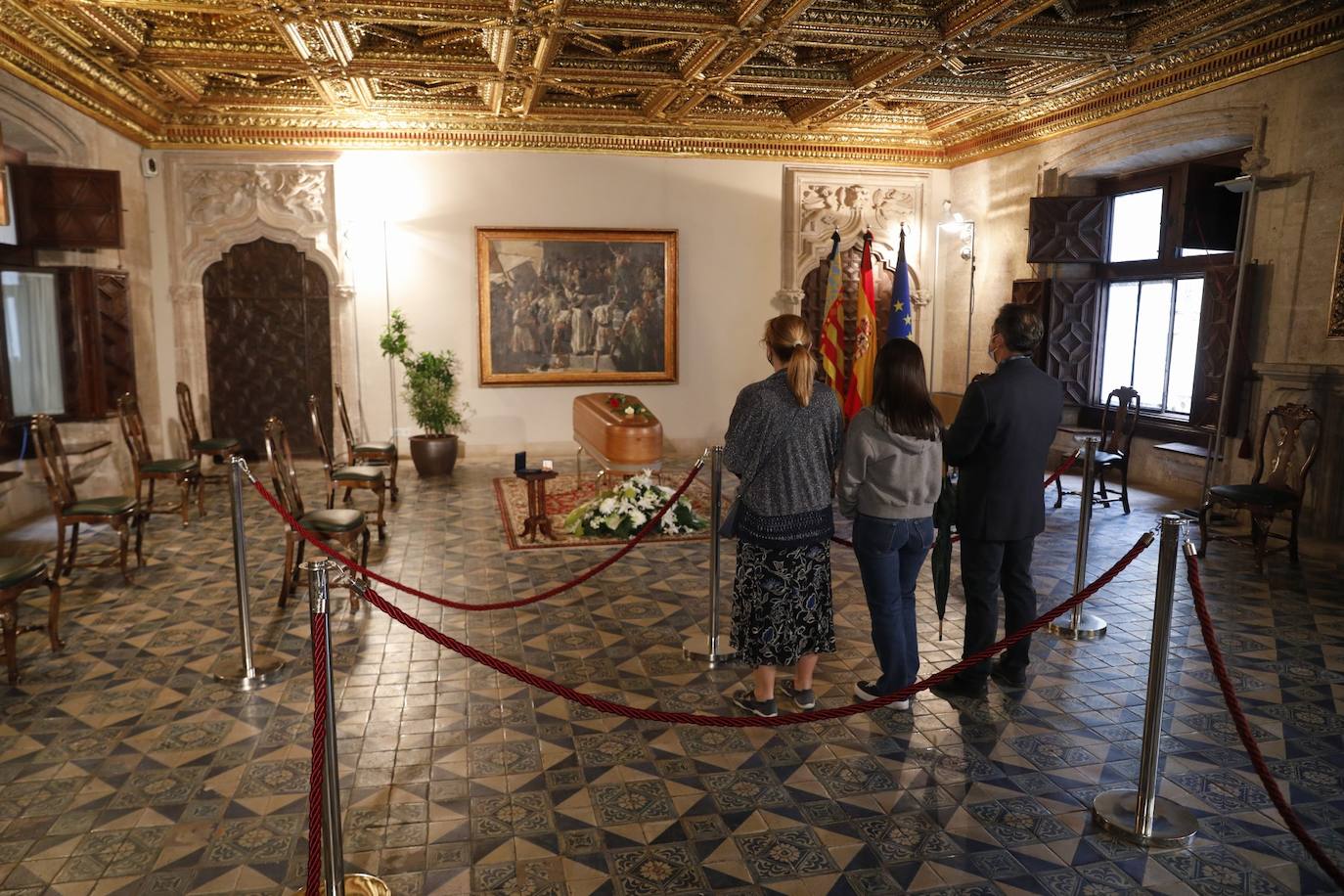 Los restos mortales del premio Cervantes han llegado este domingo al Palau de la Generalitat, donde ha recibido un tributo y se ha instala la capilla ardiente. 