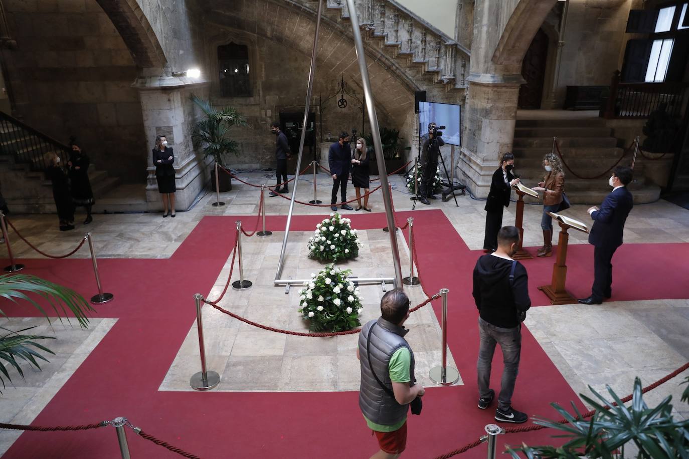 Los restos mortales del premio Cervantes han llegado este domingo al Palau de la Generalitat, donde ha recibido un tributo y se ha instala la capilla ardiente. 