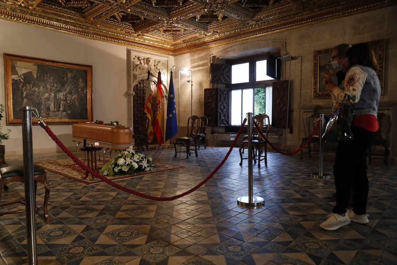 Los restos mortales del premio Cervantes han llegado este domingo al Palau de la Generalitat, donde ha recibido un tributo y se ha instala la capilla ardiente. 