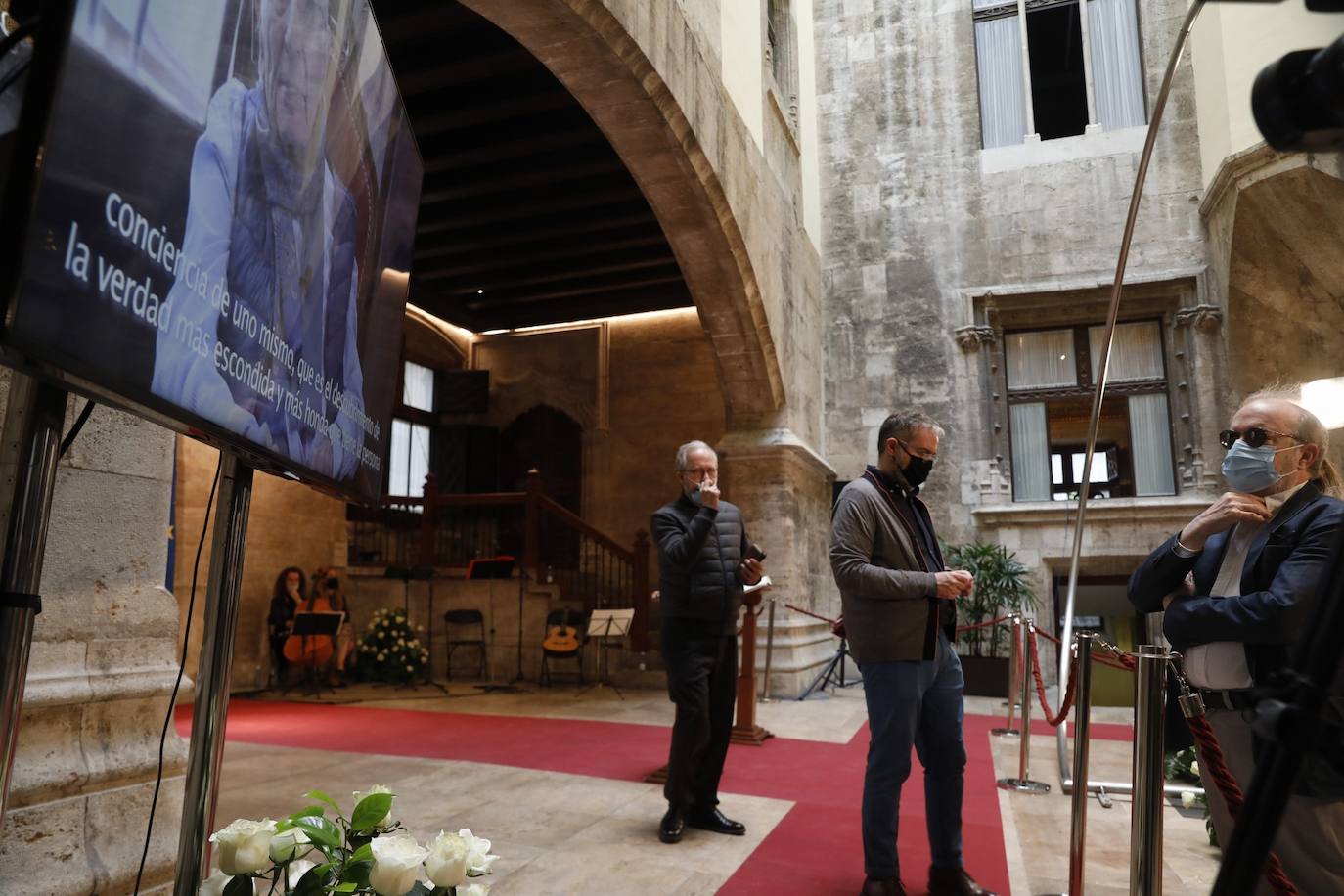 Los restos mortales del premio Cervantes han llegado este domingo al Palau de la Generalitat, donde ha recibido un tributo y se ha instala la capilla ardiente. 