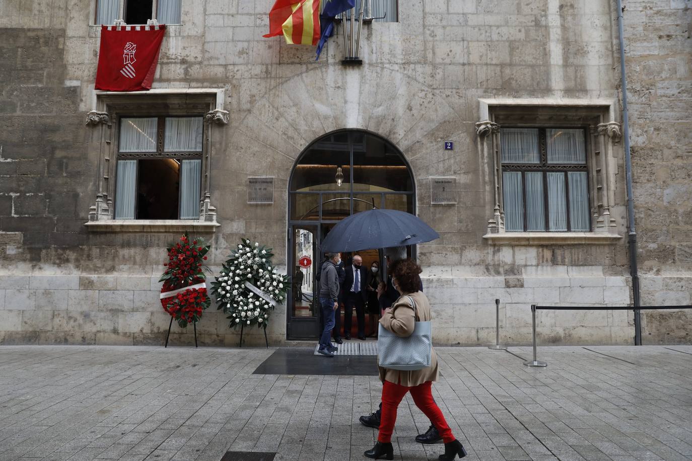 Los restos mortales del premio Cervantes han llegado este domingo al Palau de la Generalitat, donde ha recibido un tributo y se ha instala la capilla ardiente. 