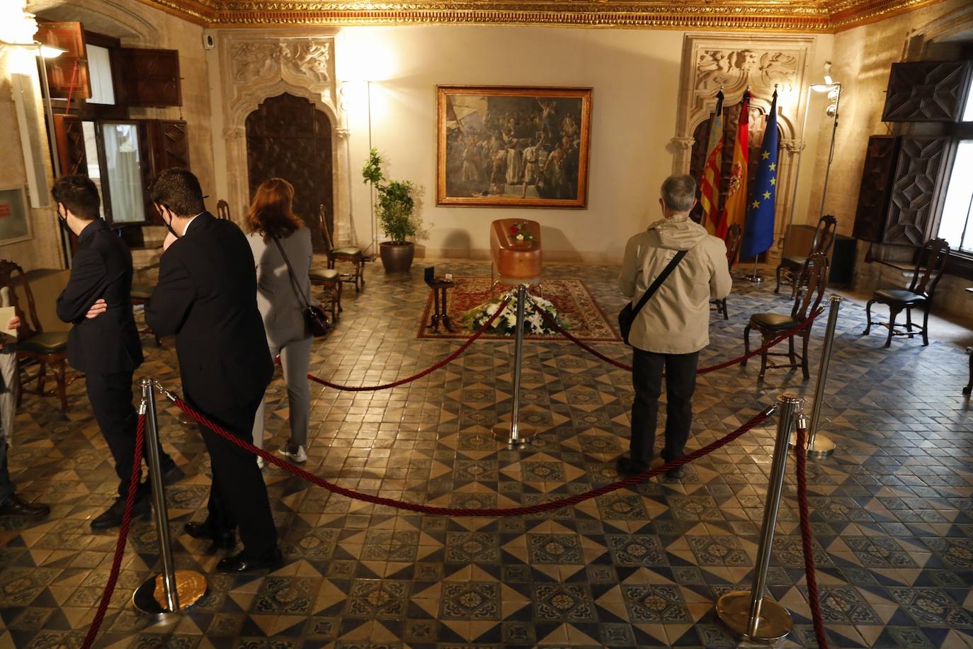 Los restos mortales del premio Cervantes han llegado este domingo al Palau de la Generalitat, donde ha recibido un tributo y se ha instala la capilla ardiente. 