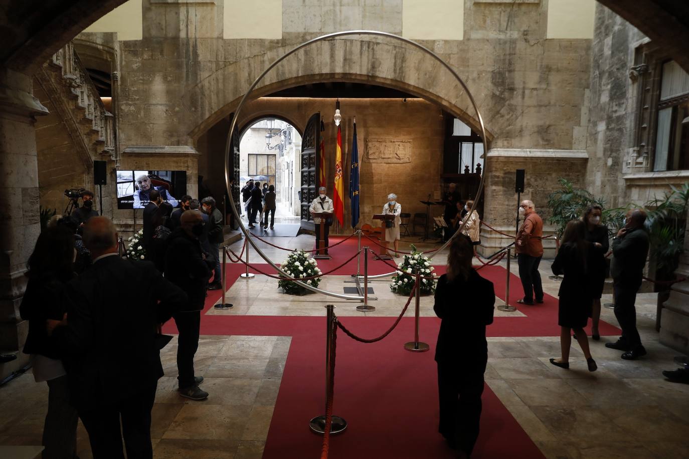 Los restos mortales del premio Cervantes han llegado este domingo al Palau de la Generalitat, donde ha recibido un tributo y se ha instala la capilla ardiente. 