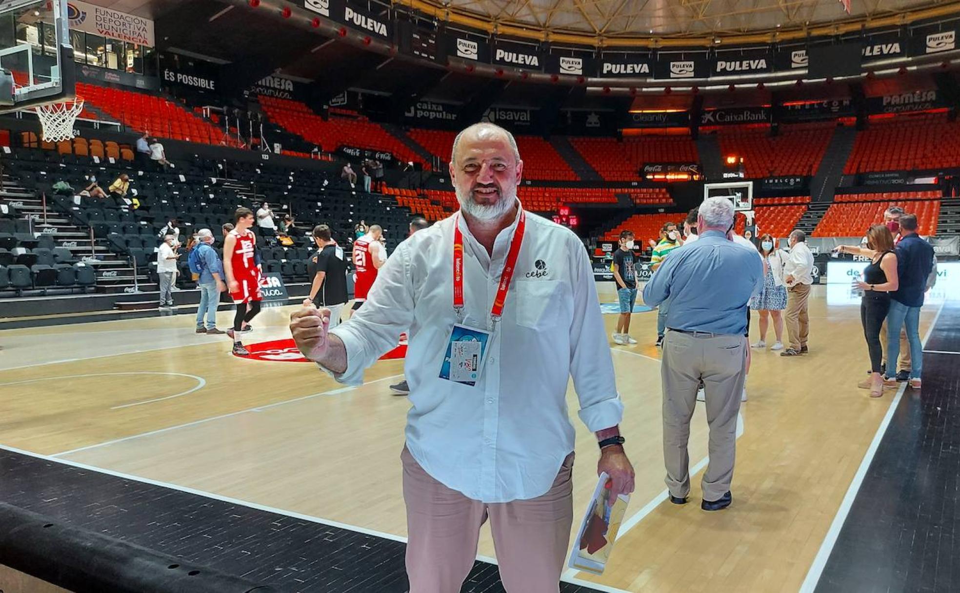 Paco Guillem posa para LAS PROVINCIAS tras conseguir el ascenso a la LEB Plata con el Cartagena en la Fonteta.