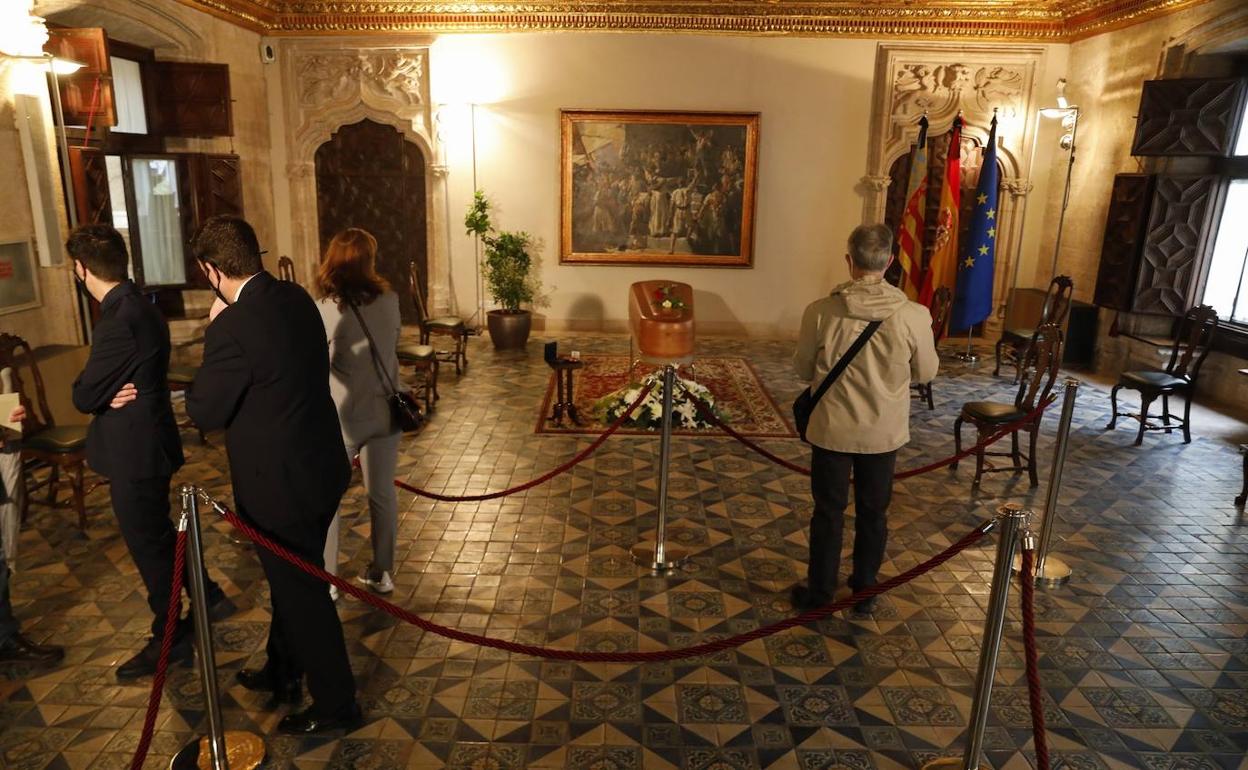 El féretro con los restos mortales del poeta Francisco Brines instalado en el Palau de la Generalitat. 