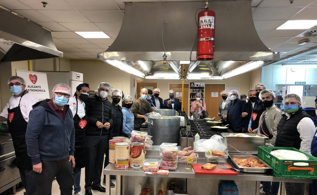 Cocineros y voluntarios de Alicante Gastronómica Solidaria. 