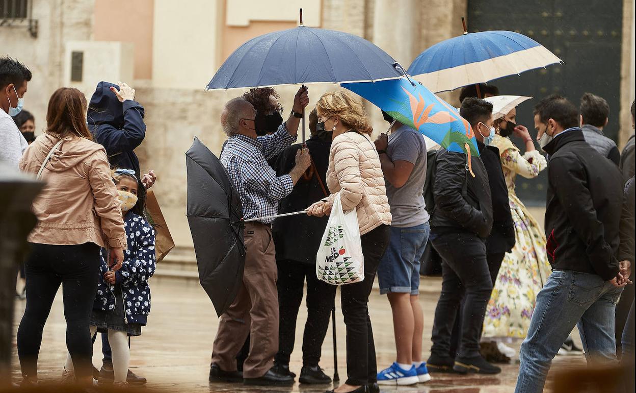 La lluvia cae con intensidad en Valencia este domingo. 