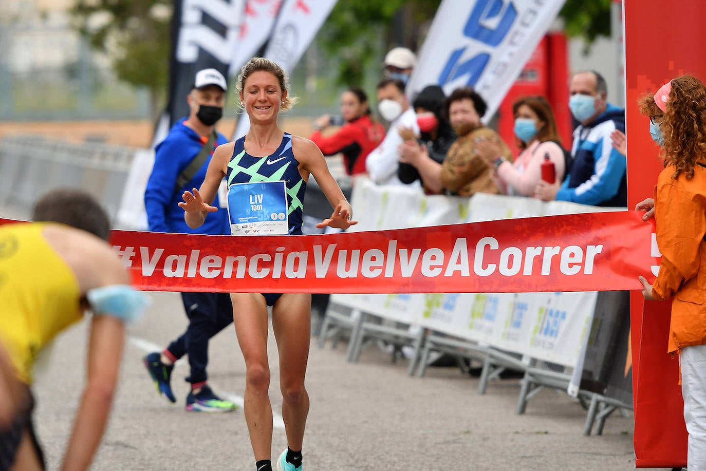 Bajo el lema 'Valencia vuelve a correr', los participantes de la 5K han salido a recorrer la ciudad de Valencia al ritmo de sus zancadas. La ciudad ha acogido la segunda carrera popular tras más de un año de parón por el coronavirus y los corredores se han lanzado a las calles con ganas e ilusión.