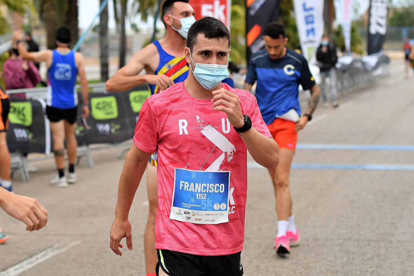 Bajo el lema 'Valencia vuelve a correr', los participantes de la 5K han salido a recorrer la ciudad de Valencia al ritmo de sus zancadas. La ciudad ha acogido la segunda carrera popular tras más de un año de parón por el coronavirus y los corredores se han lanzado a las calles con ganas e ilusión.