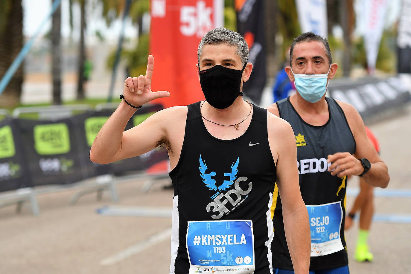 Bajo el lema 'Valencia vuelve a correr', los participantes de la 5K han salido a recorrer la ciudad de Valencia al ritmo de sus zancadas. La ciudad ha acogido la segunda carrera popular tras más de un año de parón por el coronavirus y los corredores se han lanzado a las calles con ganas e ilusión.