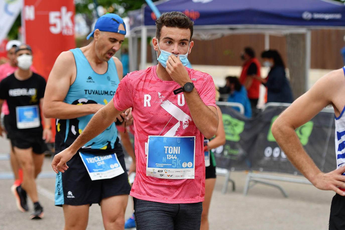 Bajo el lema 'Valencia vuelve a correr', los participantes de la 5K han salido a recorrer la ciudad de Valencia al ritmo de sus zancadas. La ciudad ha acogido la segunda carrera popular tras más de un año de parón por el coronavirus y los corredores se han lanzado a las calles con ganas e ilusión.