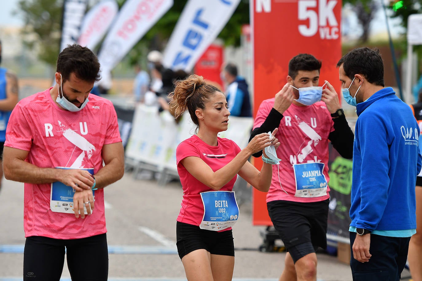 Bajo el lema 'Valencia vuelve a correr', los participantes de la 5K han salido a recorrer la ciudad de Valencia al ritmo de sus zancadas. La ciudad ha acogido la segunda carrera popular tras más de un año de parón por el coronavirus y los corredores se han lanzado a las calles con ganas e ilusión.