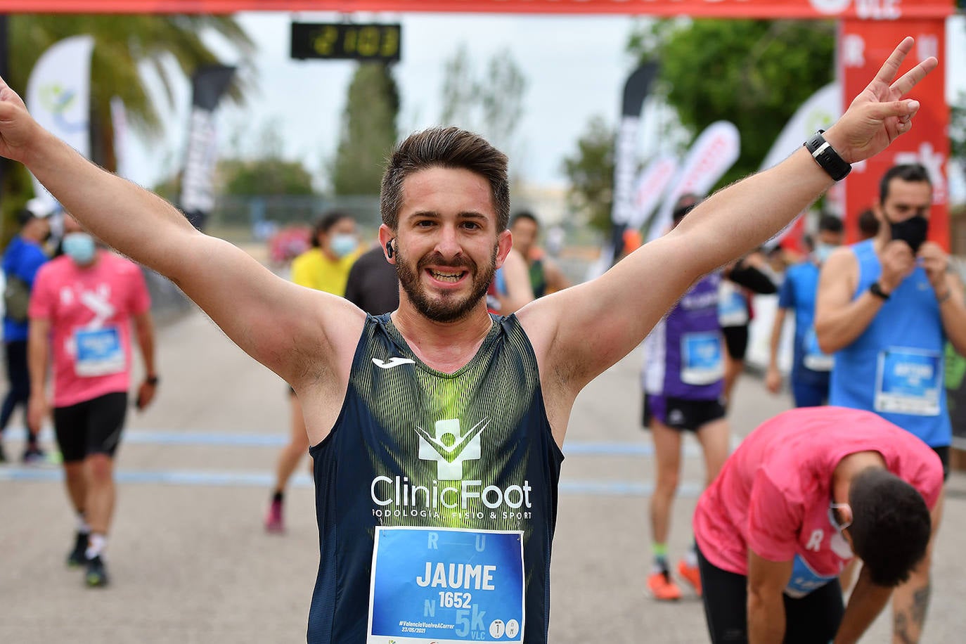 Bajo el lema 'Valencia vuelve a correr', los participantes de la 5K han salido a recorrer la ciudad de Valencia al ritmo de sus zancadas. La ciudad ha acogido la segunda carrera popular tras más de un año de parón por el coronavirus y los corredores se han lanzado a las calles con ganas e ilusión.