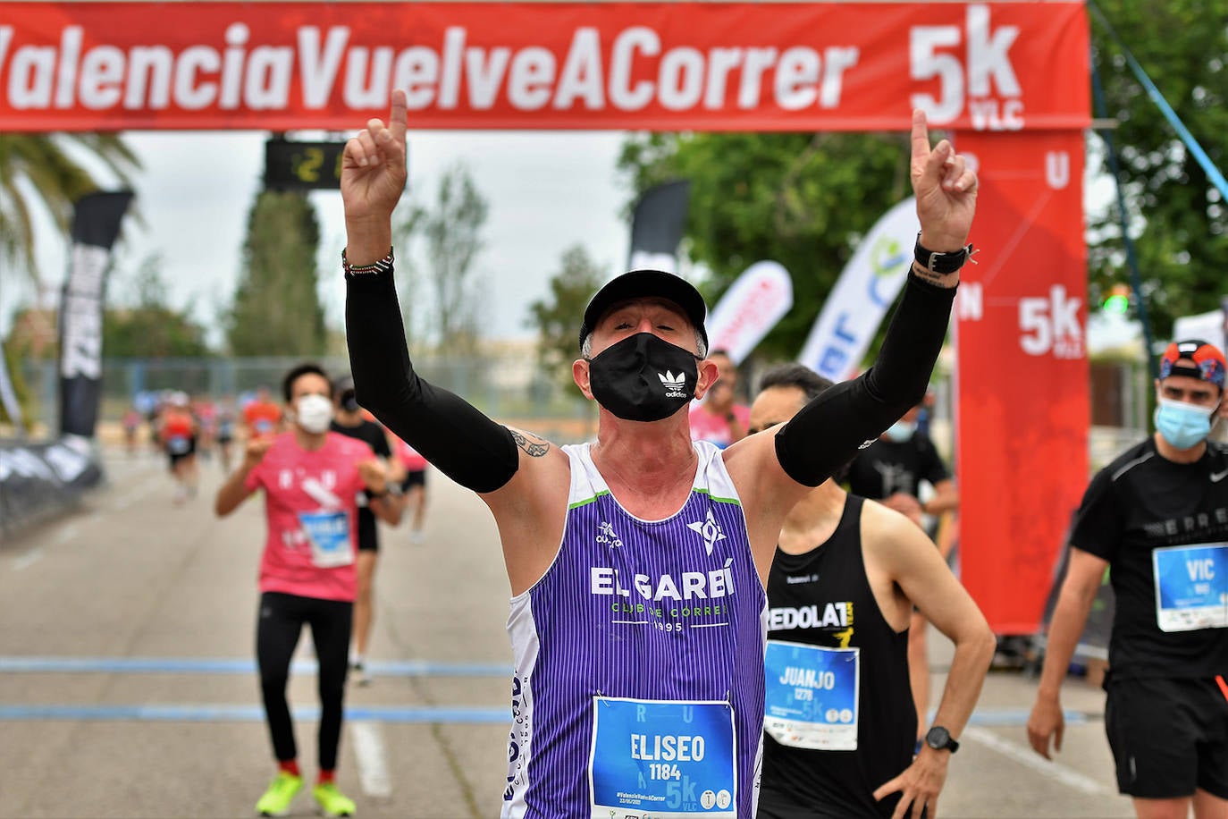 Bajo el lema 'Valencia vuelve a correr', los participantes de la 5K han salido a recorrer la ciudad de Valencia al ritmo de sus zancadas. La ciudad ha acogido la segunda carrera popular tras más de un año de parón por el coronavirus y los corredores se han lanzado a las calles con ganas e ilusión.