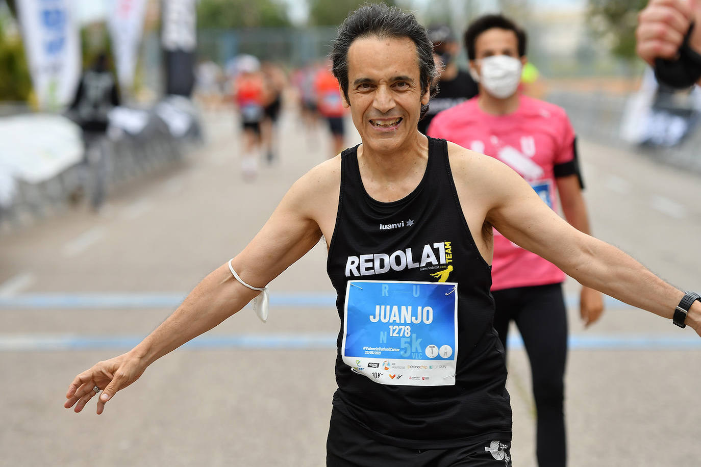 Bajo el lema 'Valencia vuelve a correr', los participantes de la 5K han salido a recorrer la ciudad de Valencia al ritmo de sus zancadas. La ciudad ha acogido la segunda carrera popular tras más de un año de parón por el coronavirus y los corredores se han lanzado a las calles con ganas e ilusión.