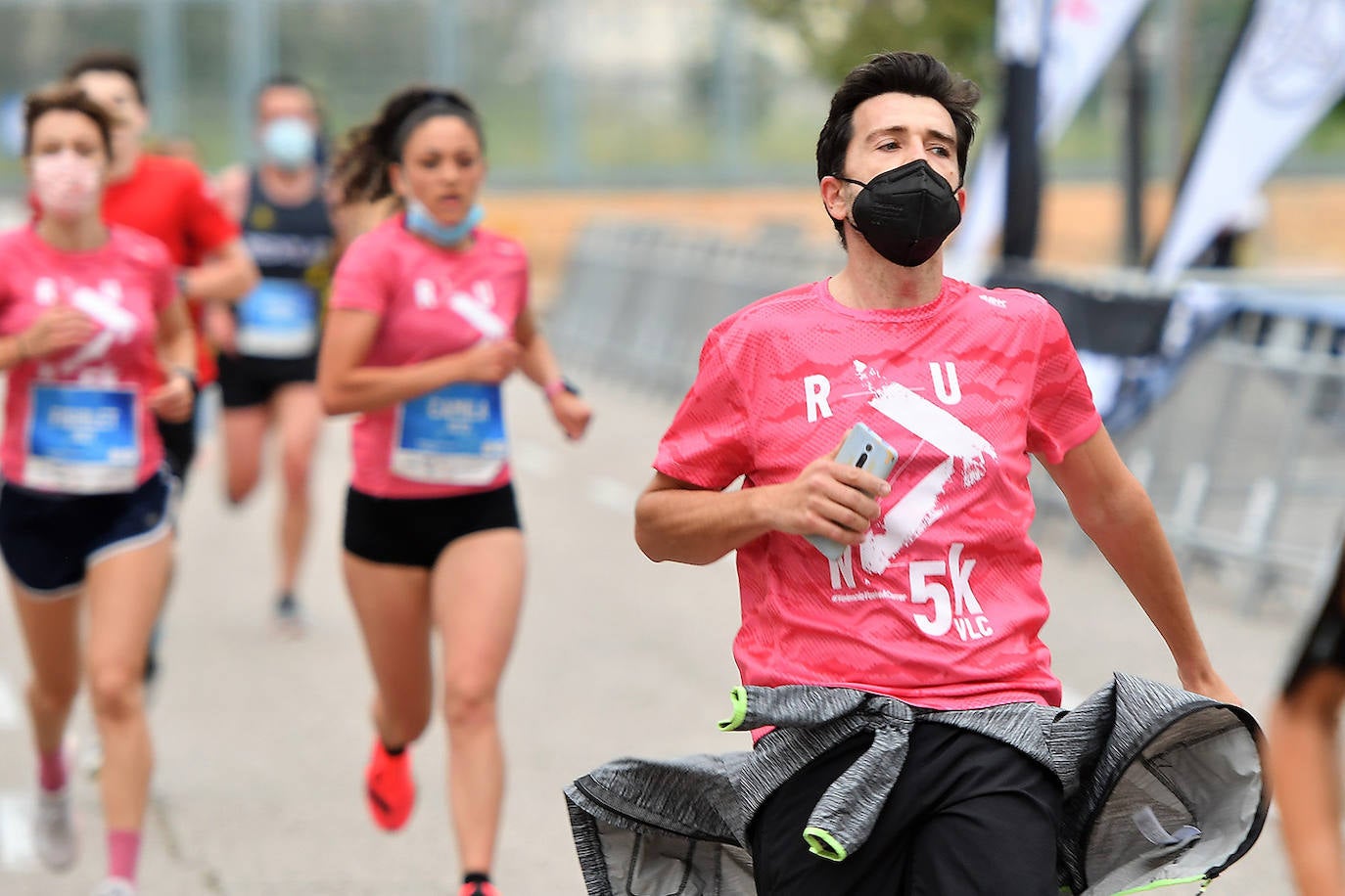 Bajo el lema 'Valencia vuelve a correr', los participantes de la 5K han salido a recorrer la ciudad de Valencia al ritmo de sus zancadas. La ciudad ha acogido la segunda carrera popular tras más de un año de parón por el coronavirus y los corredores se han lanzado a las calles con ganas e ilusión.