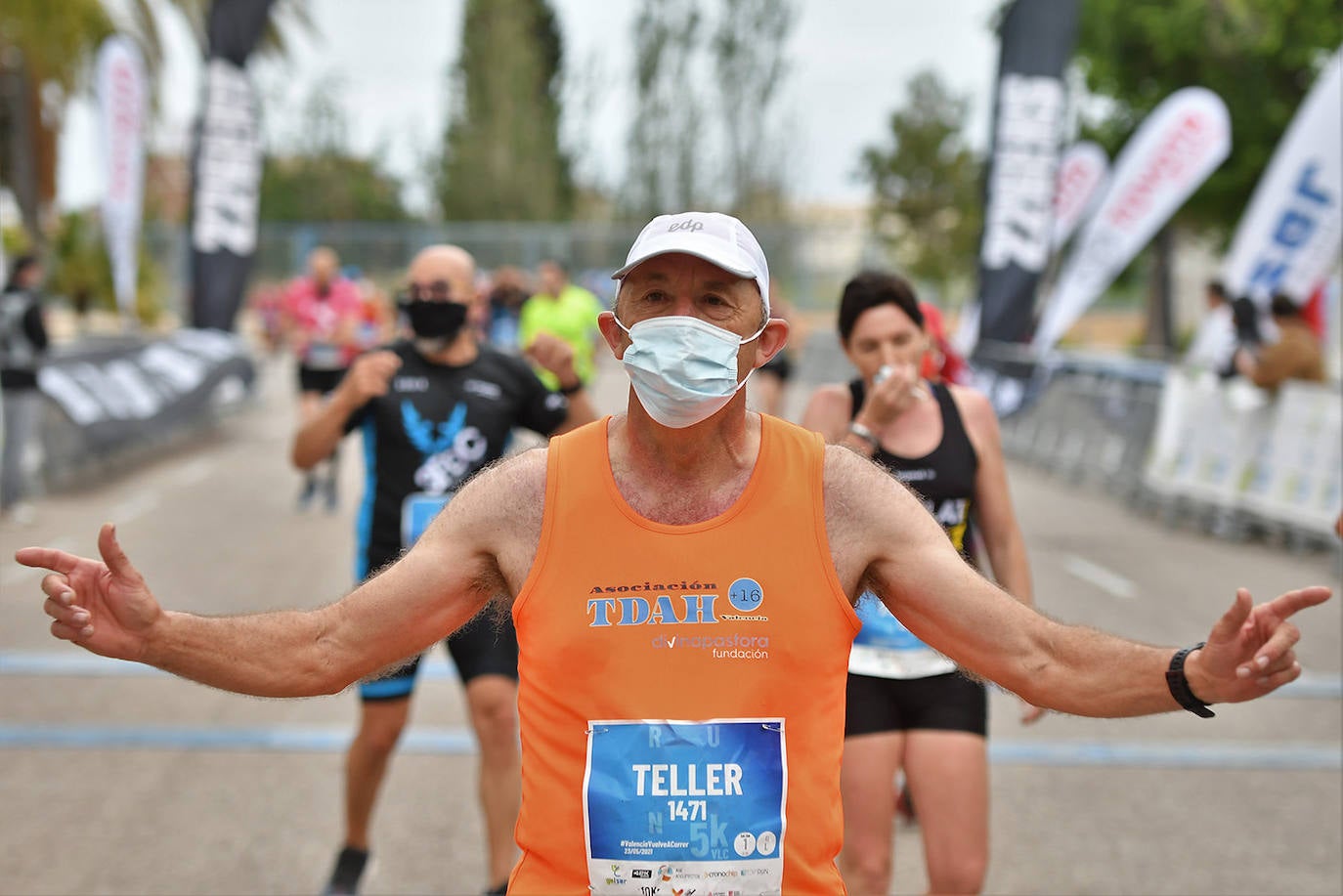 Bajo el lema 'Valencia vuelve a correr', los participantes de la 5K han salido a recorrer la ciudad de Valencia al ritmo de sus zancadas. La ciudad ha acogido la segunda carrera popular tras más de un año de parón por el coronavirus y los corredores se han lanzado a las calles con ganas e ilusión.