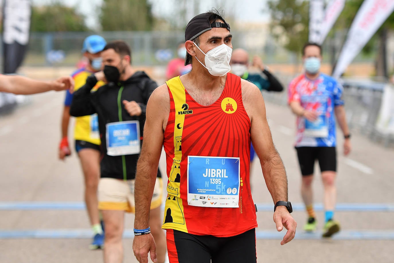 Bajo el lema 'Valencia vuelve a correr', los participantes de la 5K han salido a recorrer la ciudad de Valencia al ritmo de sus zancadas. La ciudad ha acogido la segunda carrera popular tras más de un año de parón por el coronavirus y los corredores se han lanzado a las calles con ganas e ilusión.