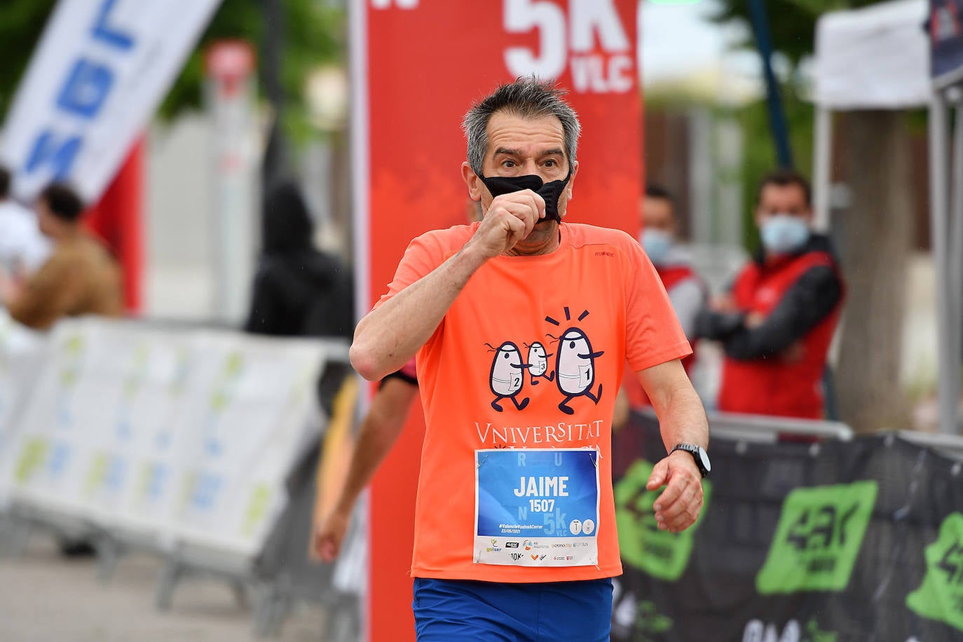 Bajo el lema 'Valencia vuelve a correr', los participantes de la 5K han salido a recorrer la ciudad de Valencia al ritmo de sus zancadas. La ciudad ha acogido la segunda carrera popular tras más de un año de parón por el coronavirus y los corredores se han lanzado a las calles con ganas e ilusión.