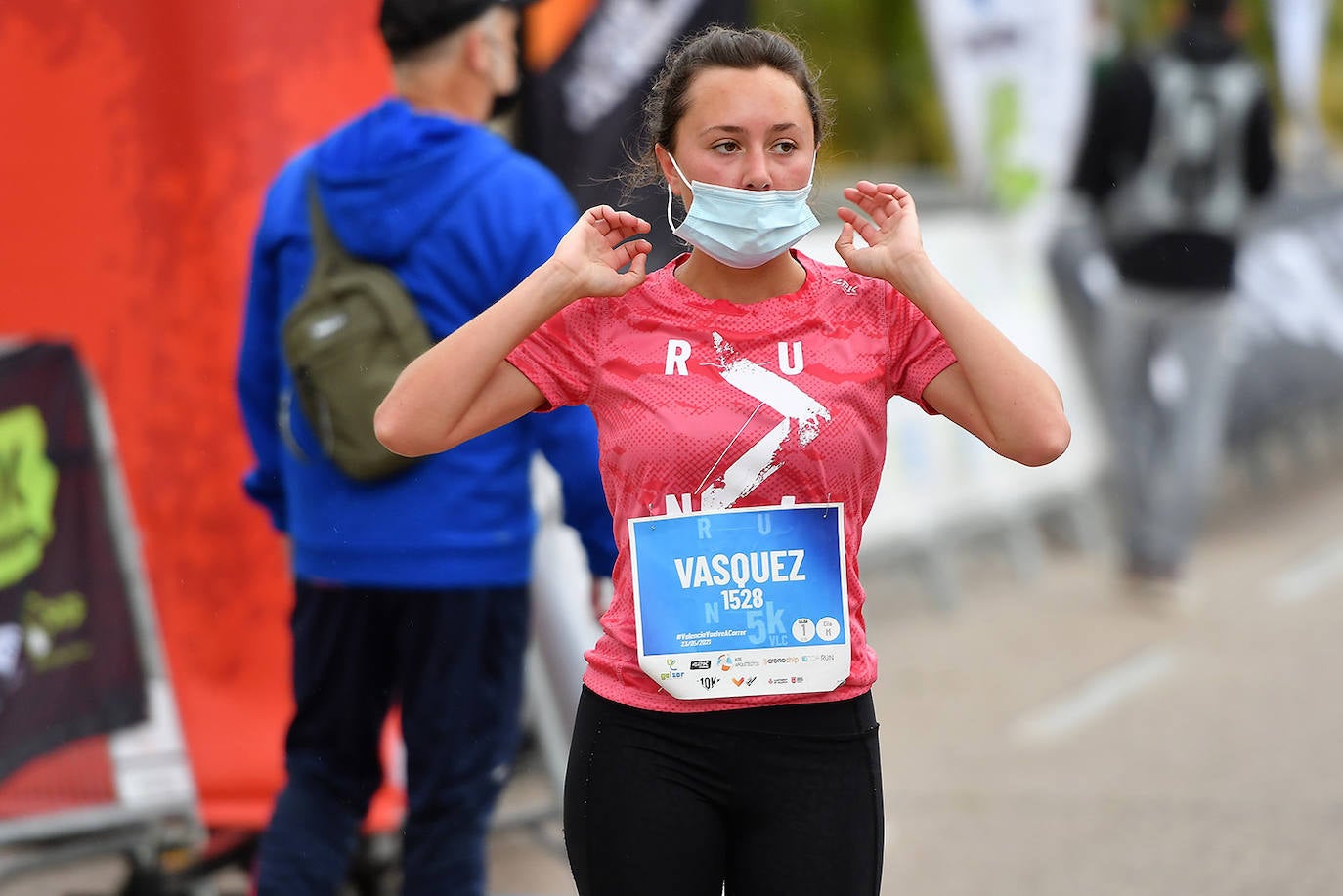 Bajo el lema 'Valencia vuelve a correr', los participantes de la 5K han salido a recorrer la ciudad de Valencia al ritmo de sus zancadas. La ciudad ha acogido la segunda carrera popular tras más de un año de parón por el coronavirus y los corredores se han lanzado a las calles con ganas e ilusión.