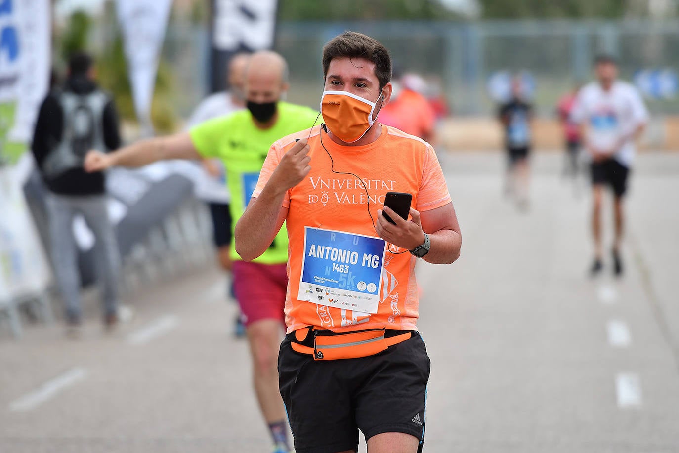 Bajo el lema 'Valencia vuelve a correr', los participantes de la 5K han salido a recorrer la ciudad de Valencia al ritmo de sus zancadas. La ciudad ha acogido la segunda carrera popular tras más de un año de parón por el coronavirus y los corredores se han lanzado a las calles con ganas e ilusión.