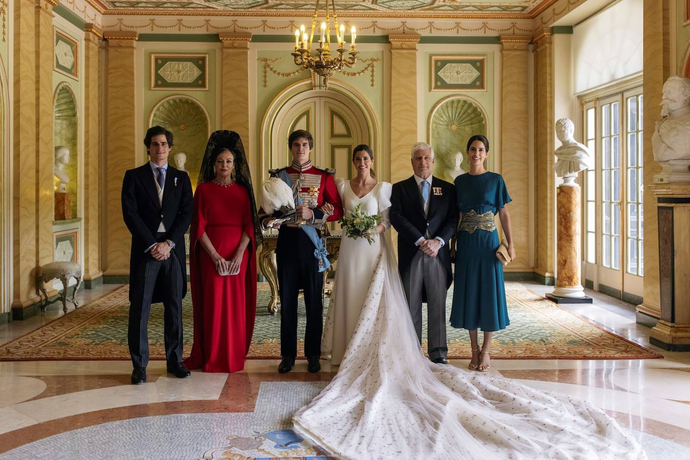 Carlos Fitz-James Stuart, conde de Osorno e hijo de del actual duque de Alba y de Matilde Solís, y Belén Corsini contraían matrimonio el pasado sábado en el Palacio de Liria de Madrid. El vestido, de la firma Navascués, ha sido el secreto mejor guardado por la novia y su entorno. No se desveló ninguna imagen hasta el domingo a última hora 