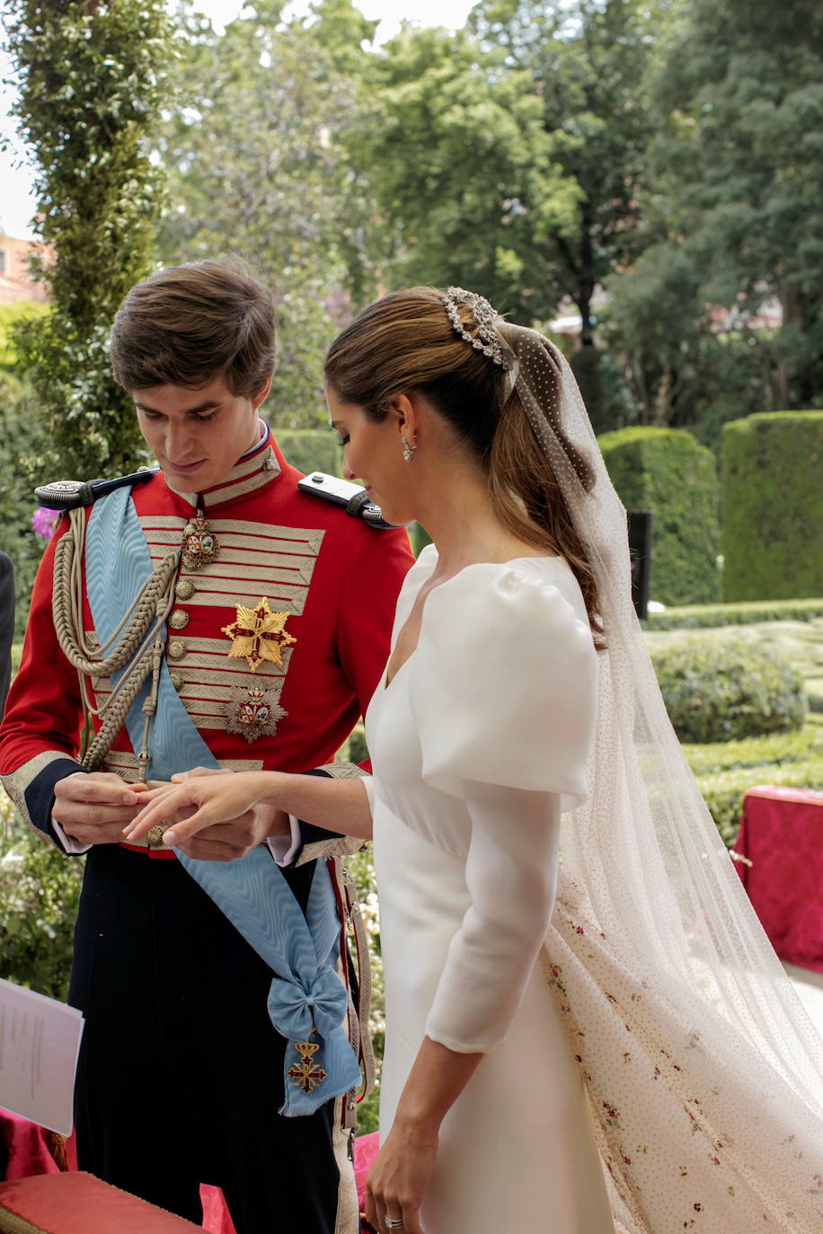 Carlos Fitz-James Stuart, conde de Osorno e hijo de del actual duque de Alba y de Matilde Solís, y Belén Corsini contraían matrimonio el pasado sábado en el Palacio de Liria de Madrid. El vestido, de la firma Navascués, ha sido el secreto mejor guardado por la novia y su entorno. No se desveló ninguna imagen hasta el domingo a última hora 