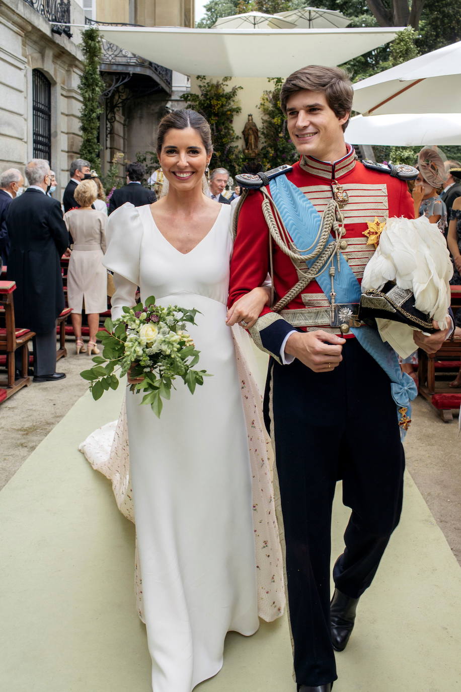 Carlos Fitz-James Stuart, conde de Osorno e hijo de del actual duque de Alba y de Matilde Solís, y Belén Corsini contraían matrimonio el pasado sábado en el Palacio de Liria de Madrid. El vestido, de la firma Navascués, ha sido el secreto mejor guardado por la novia y su entorno. No se desveló ninguna imagen hasta el domingo a última hora 