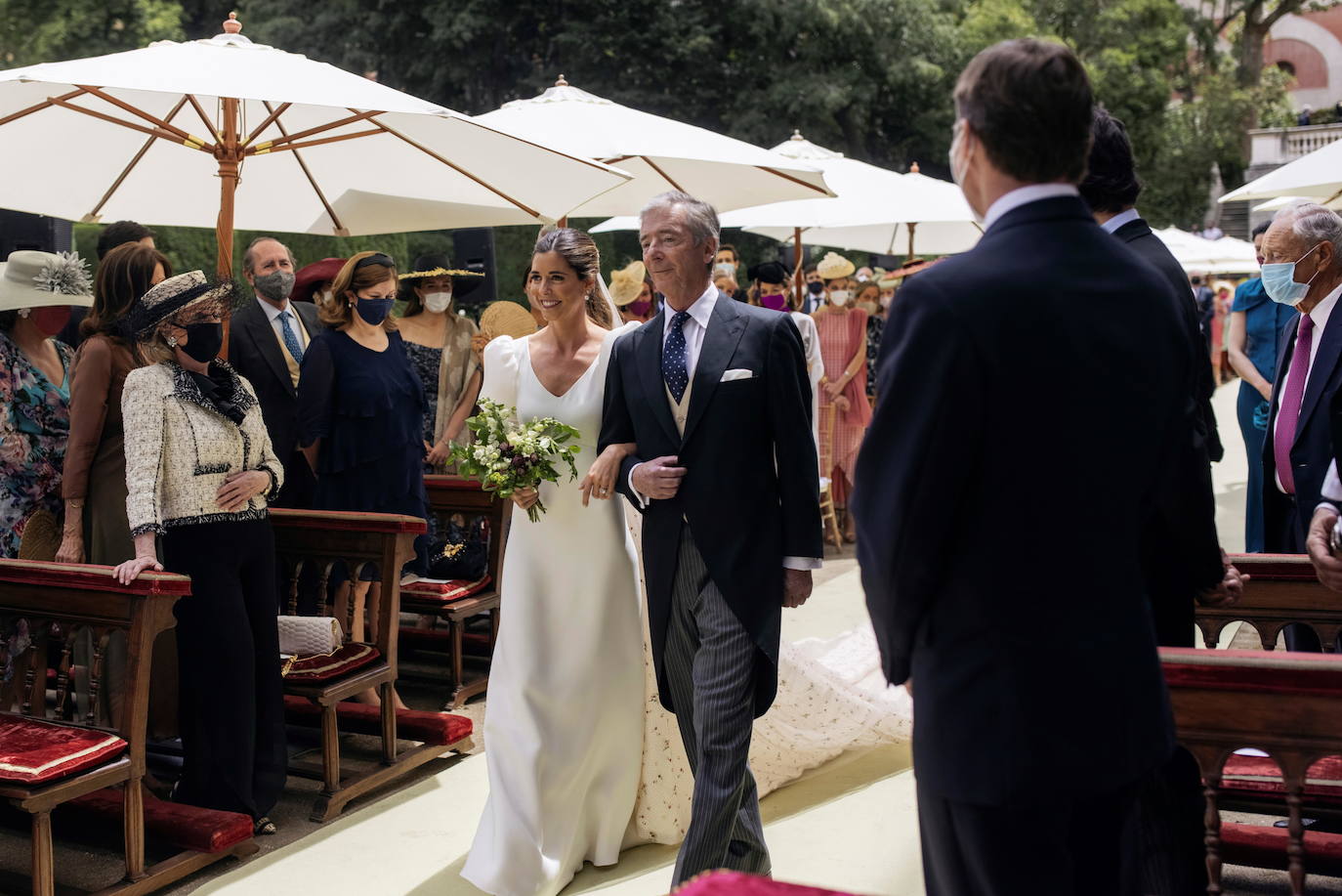 Carlos Fitz-James Stuart, conde de Osorno e hijo de del actual duque de Alba y de Matilde Solís, y Belén Corsini contraían matrimonio el pasado sábado en el Palacio de Liria de Madrid. El vestido, de la firma Navascués, ha sido el secreto mejor guardado por la novia y su entorno. No se desveló ninguna imagen hasta el domingo a última hora 