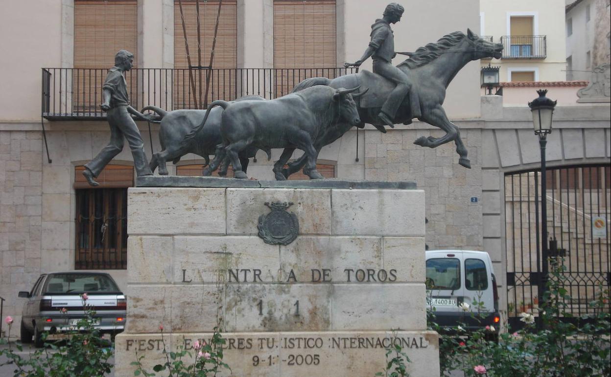 Escultura sobre la entrada de toros obra de Manolo Rodríguez. 