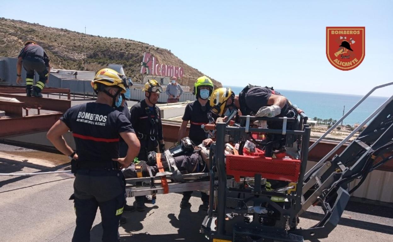 Los bomberos utilizan el vehículo escalera para rescatar al trabajador. 