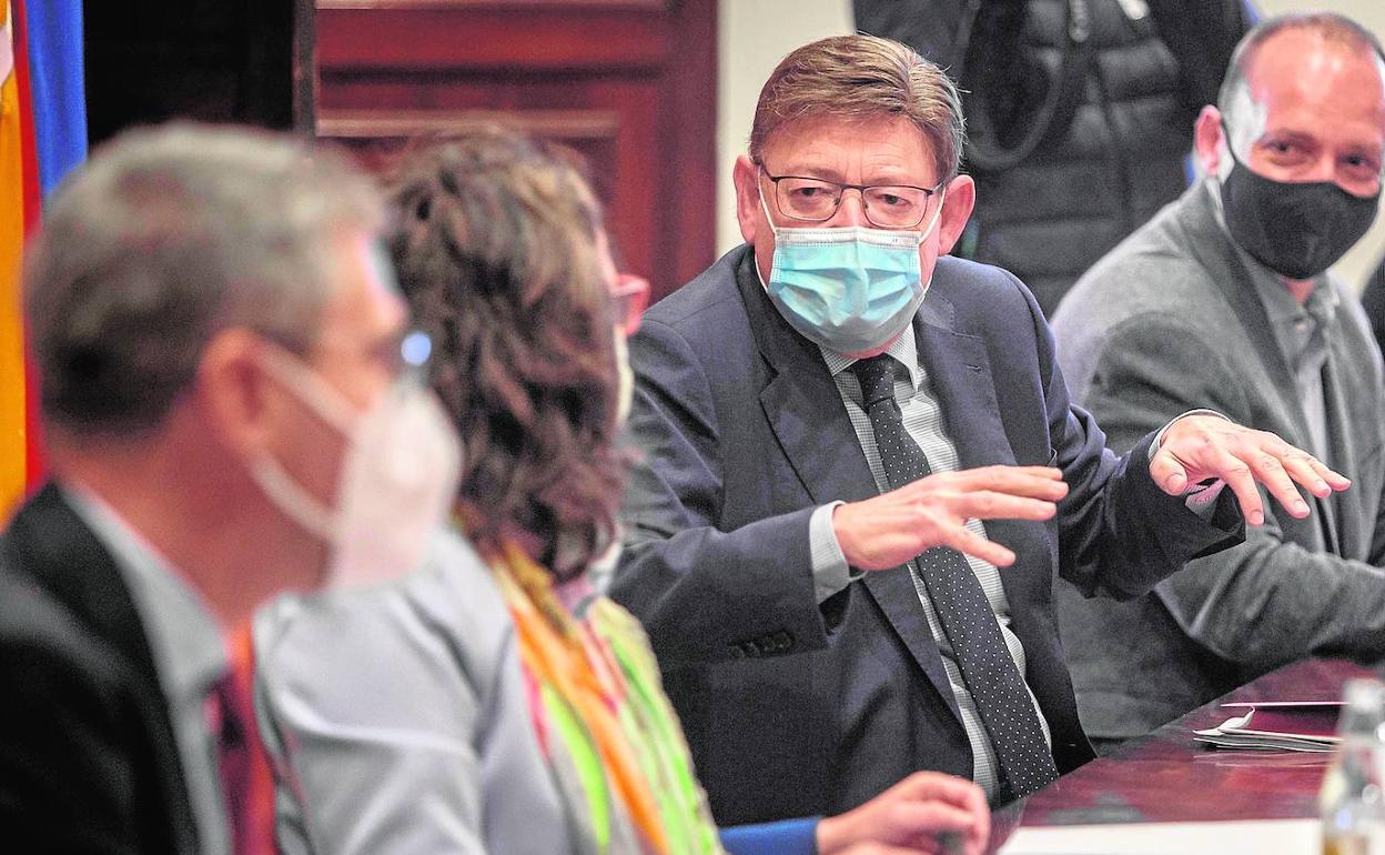 Miembros del Consell en una reunión de la interdepartamental