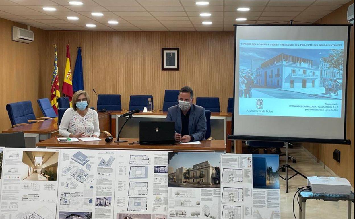 El alcalde de Foios, Sergi Ruiz, y la arquitecta municipal, Lourdes de la Cruz, en la presentación. 