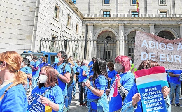 Regantes ayer a las puertas del ministerio. 