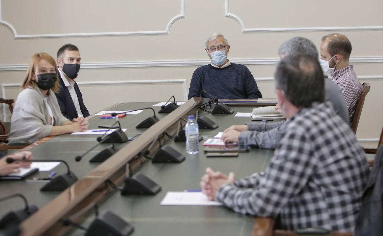 Joán Ribó, alcalde de Valencia, en su reunión con estibadores del puerto de Valencia. 