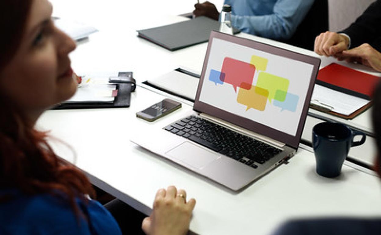 Un equipo de personas trabajando, en una foto de archivo.