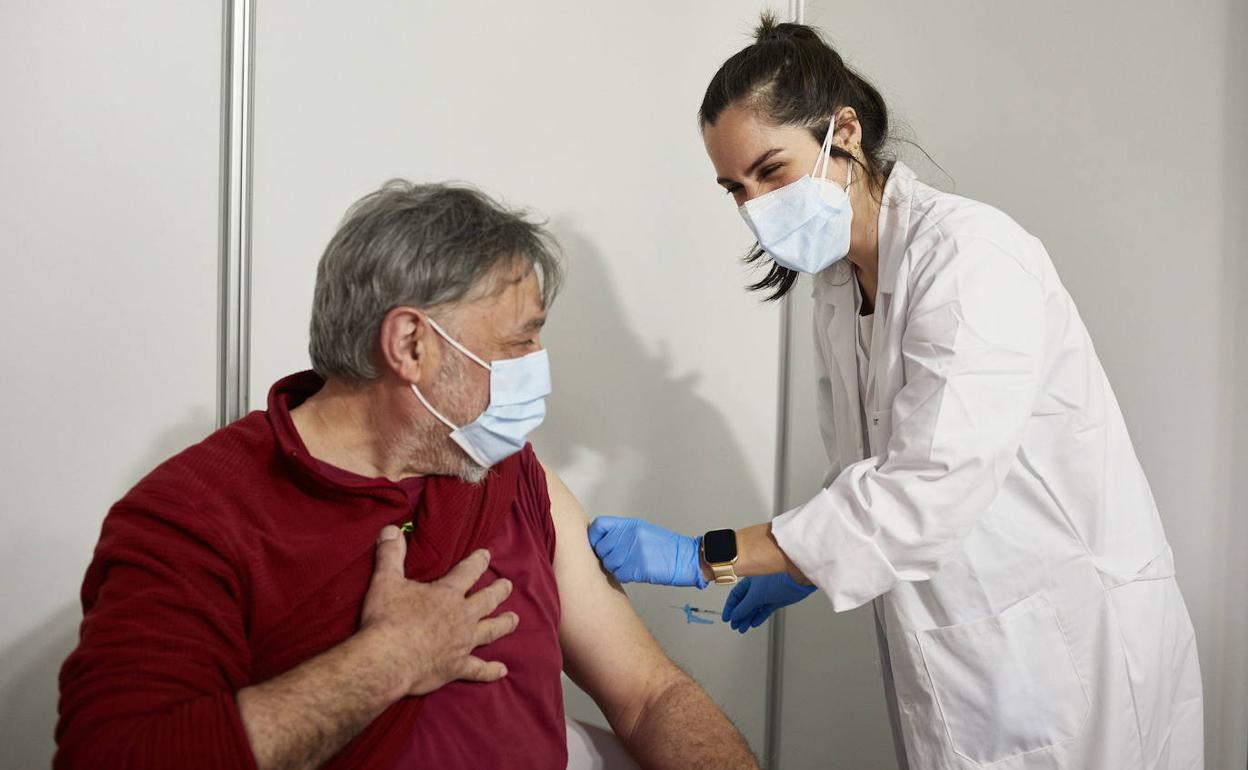 Personal sanitario administra una dosis de la vacuna contra el Covid.